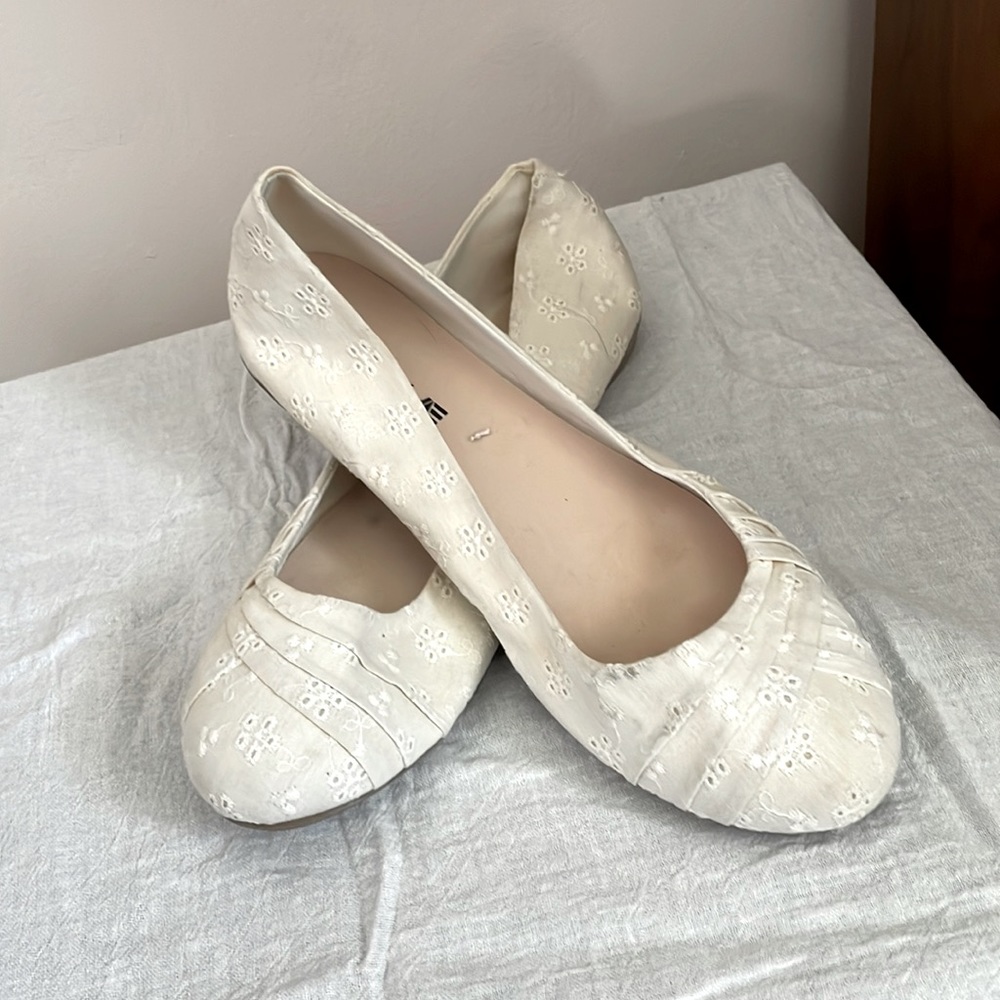 American Eagle shoes. White